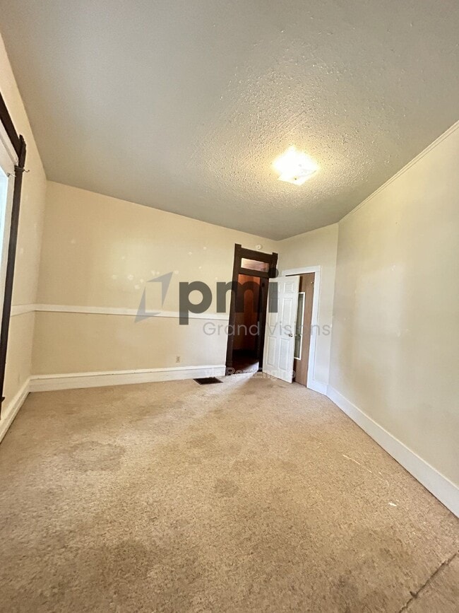 Building Photo - 1105 6th St