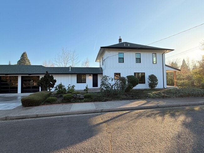 Building Photo - WAL2 - FULLY renovated 3 bed 1.5 bath Duplex on OAKWAY!