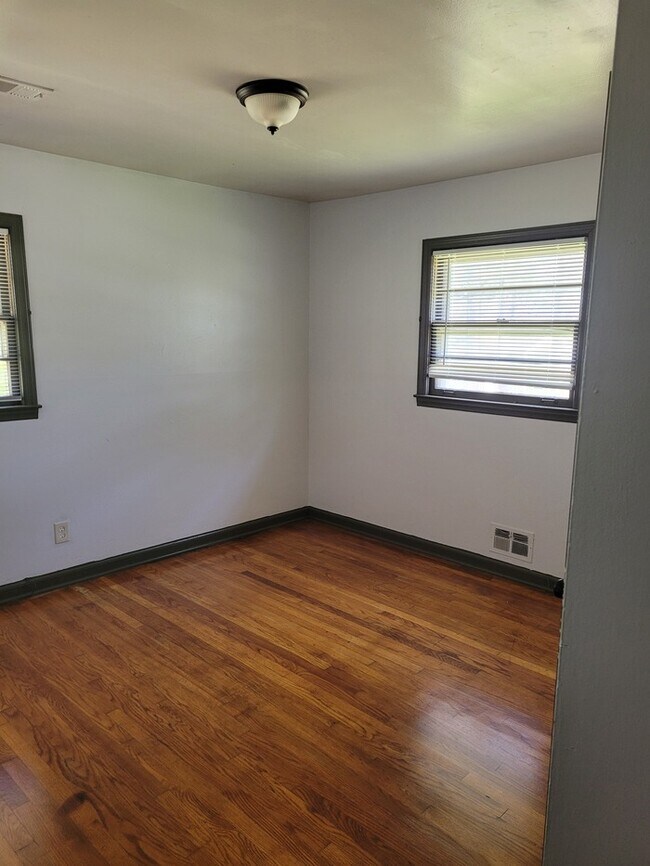 Building Photo - Three Bedroom Brick Ranch Home, Total Elec...