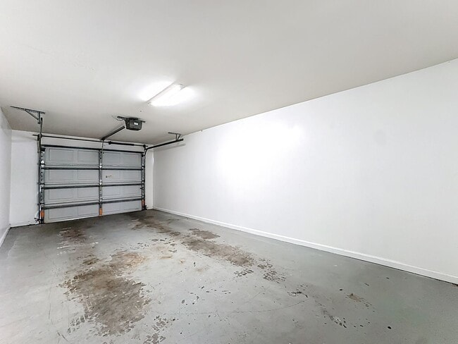 Building Photo - 3 Bedroom with Water View - Villanova at Hunters Creek