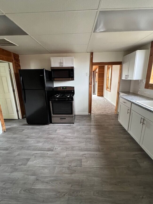 Building Photo - 2 Bedroom 1 Bath with W/D Hook Ups!