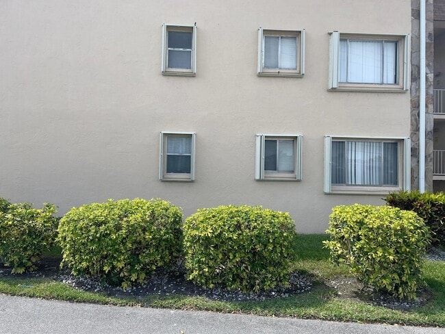 Building Photo - 700 Village Green Ct