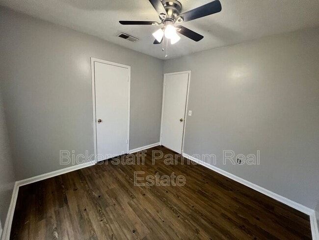 Building Photo - 6620 Cove Cir