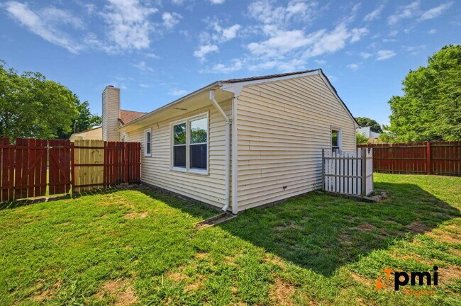 Building Photo - 3 BEDROOM 2 BATH W/GARAGE IN VIRGINIA BEACH PETS ALLOWED