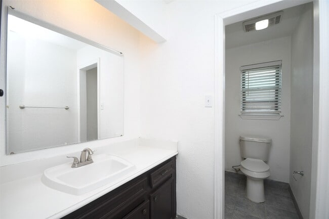 Building Photo - 510 Chambly Dr