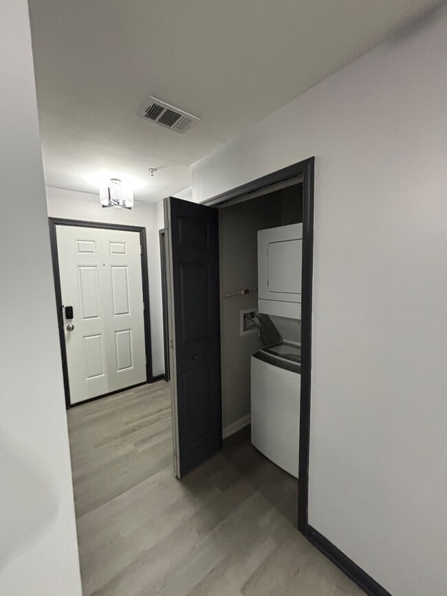 Building Photo - 8961 Town Center Cir
