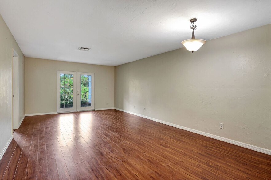 Building Photo - 706 111th Ave N