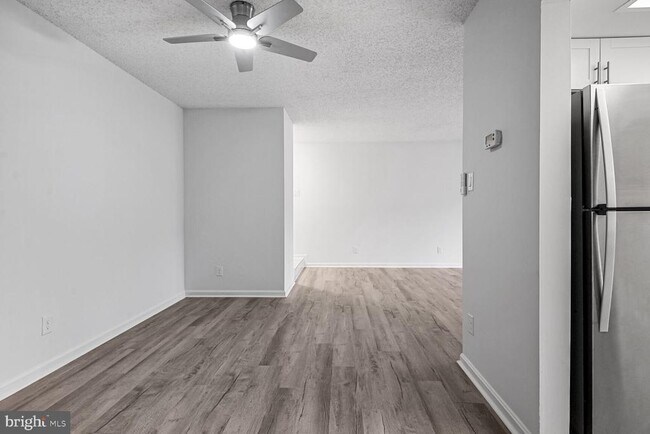 Building Photo - 10223 Valentino Dr