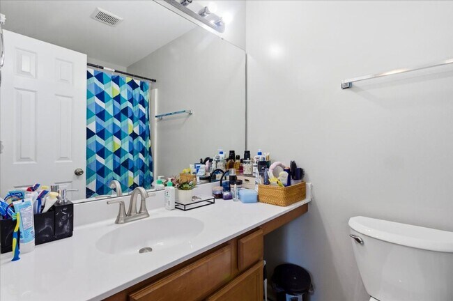 Building Photo - 2 Bed 2.5 Bath Townhome