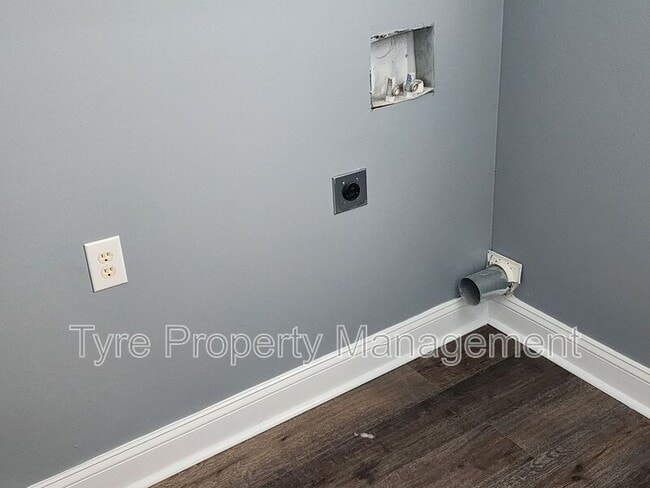 Building Photo - 320 S Square Dr