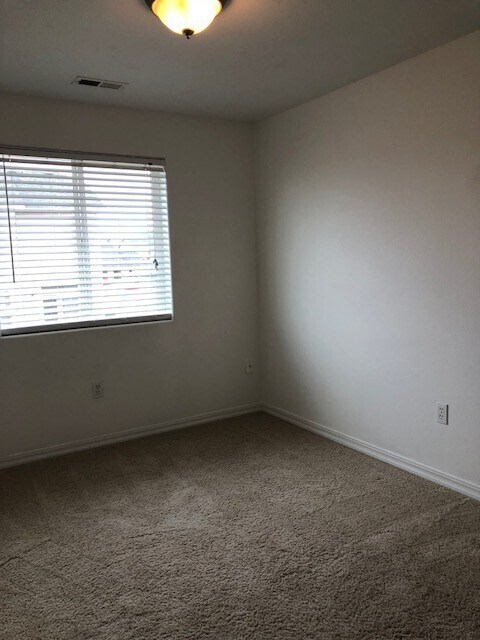 Building Photo - 4 Bedroom 2.5 Bath with 2 car garage