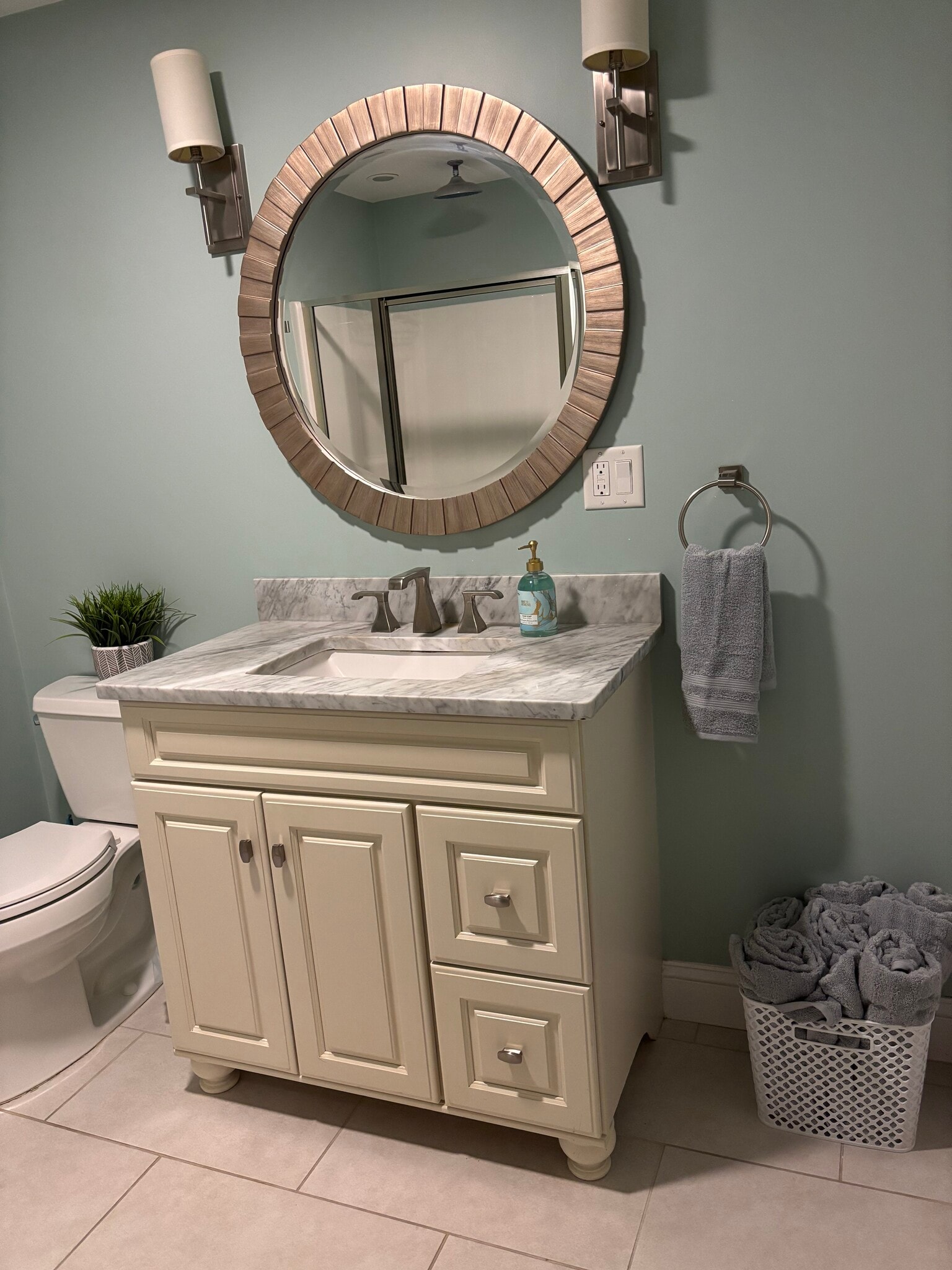 Building Photo - 10 Roosevelt Rd