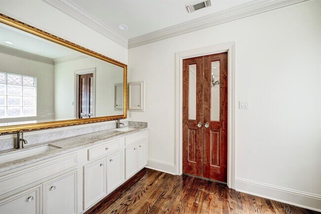 Building Photo - 5124 Chevy Chase Dr