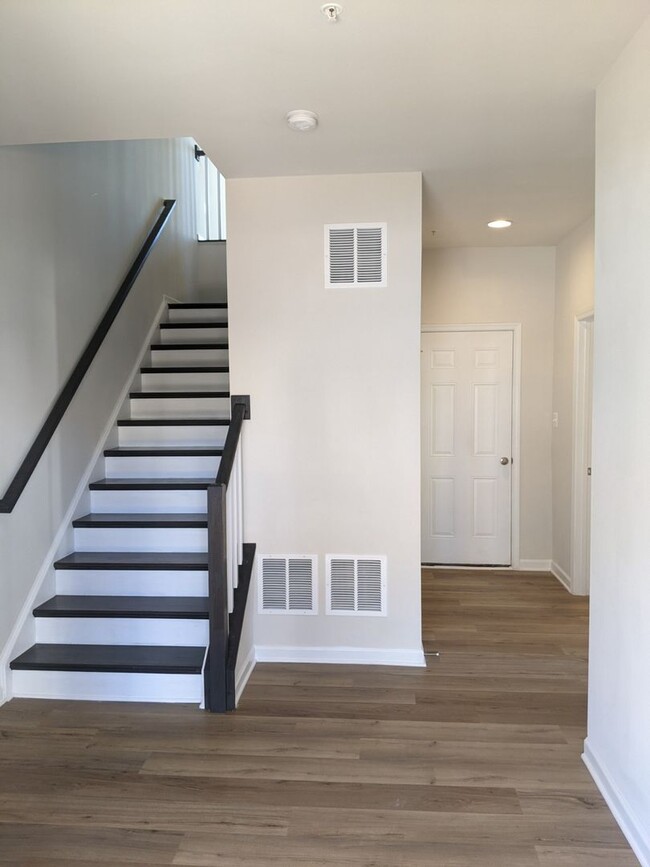 Building Photo - Beautiful 3 level END UNIT townhouse in Je...