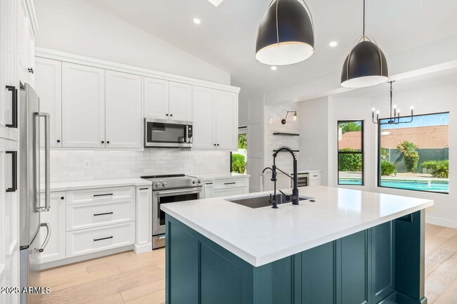 Building Photo - 5715 E Campo Bello Dr