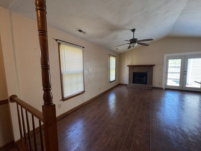 Building Photo - Cozy Townhouse