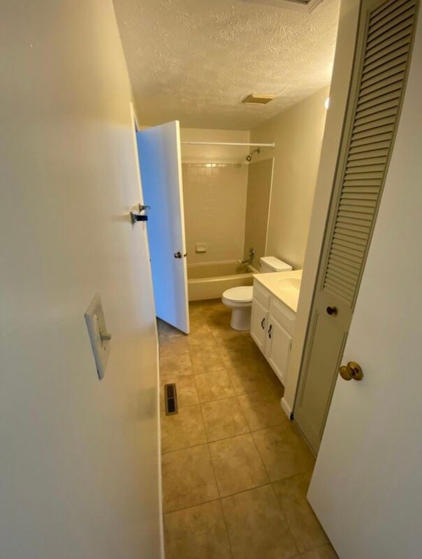 Building Photo - 8400 Brigadoon Ct