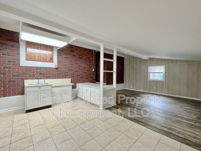 Building Photo - 1522 Joan St