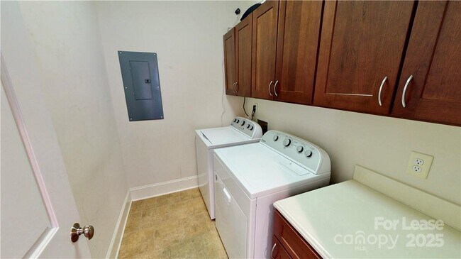 Building Photo - 2213 Roslyn Ave