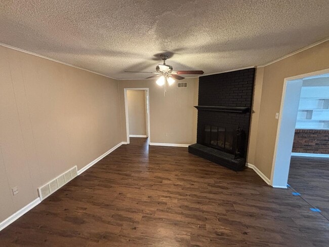 Building Photo - 6810 Sycamore Hill Dr