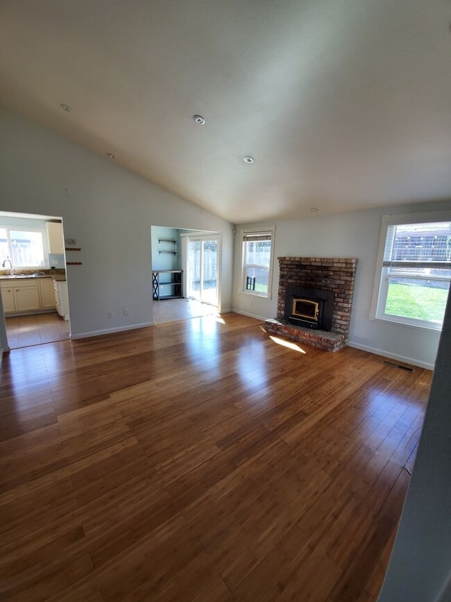 Building Photo - Beautiful 3 Bedroom 2 Bath w/ Large Fenced in Backyard