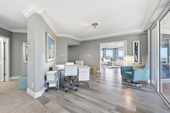 Building Photo - 8111 Bay Colony Dr