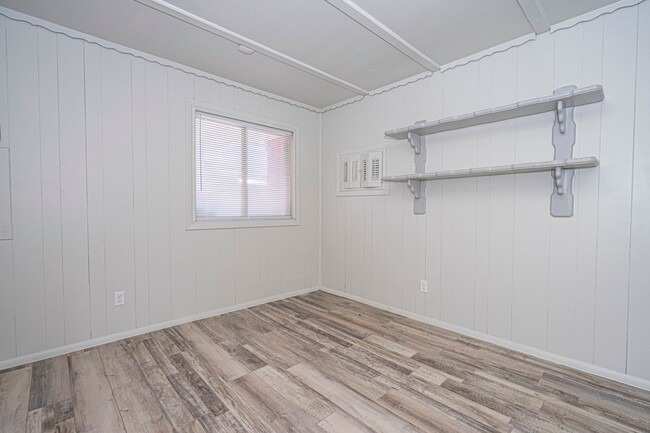 Building Photo - 4 Bedroom 1.5 Bath Home Near I-240 and I-3...