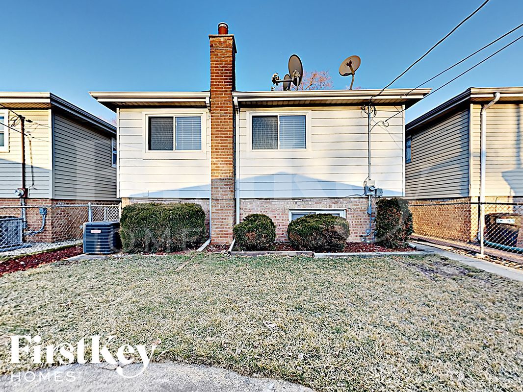 Building Photo - 7919 Oak Park Ave