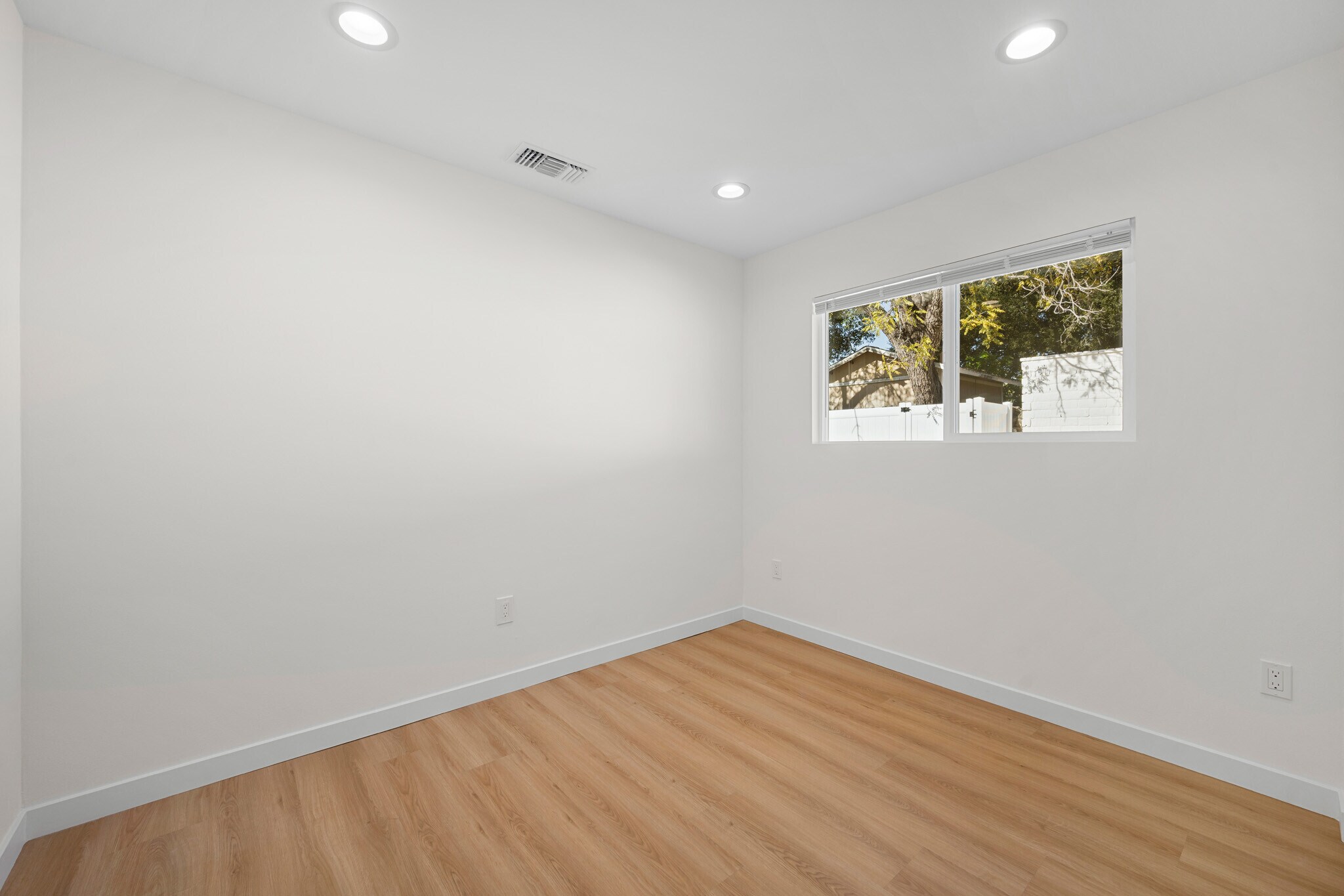 Building Photo - 7649 Thousand Oaks Dr