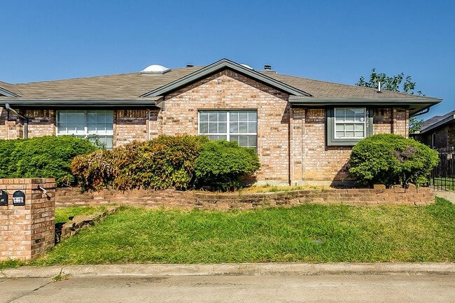 Primary Photo - Cute 3 Bedroom 2 Bath 2 Car Garage One Sid...