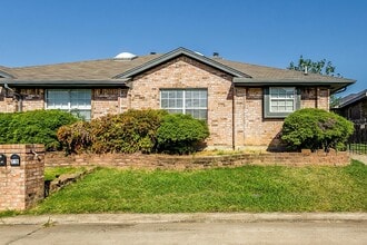 Building Photo - Cute 3 Bedroom 2 Bath 2 Car Garage One Sid...