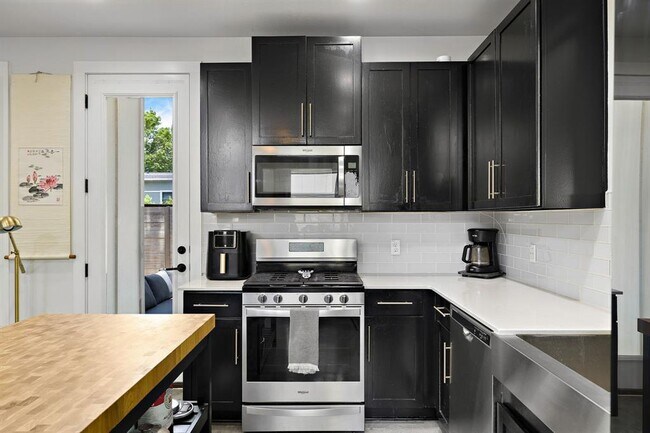 Building Photo - 408 W Odell St