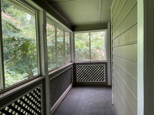 Building Photo - Great Townhome In Oak Grove - Easy Access to Emory & CDC