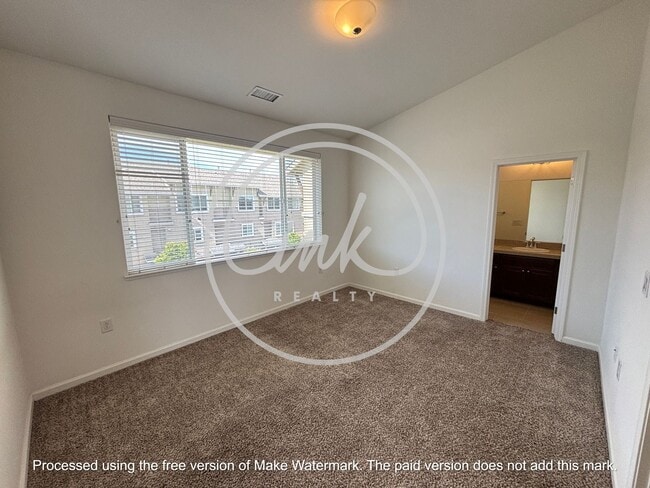 Building Photo - Beatiful Townhome off of Truckee River