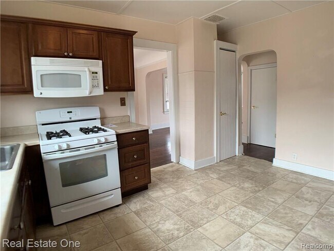 Building Photo - 3342 Buckingham Ave