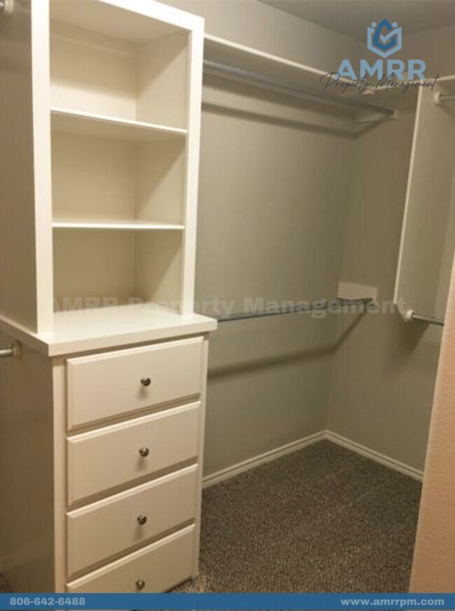 Building Photo - Spacious & Modern 2-Bedroom Townhome