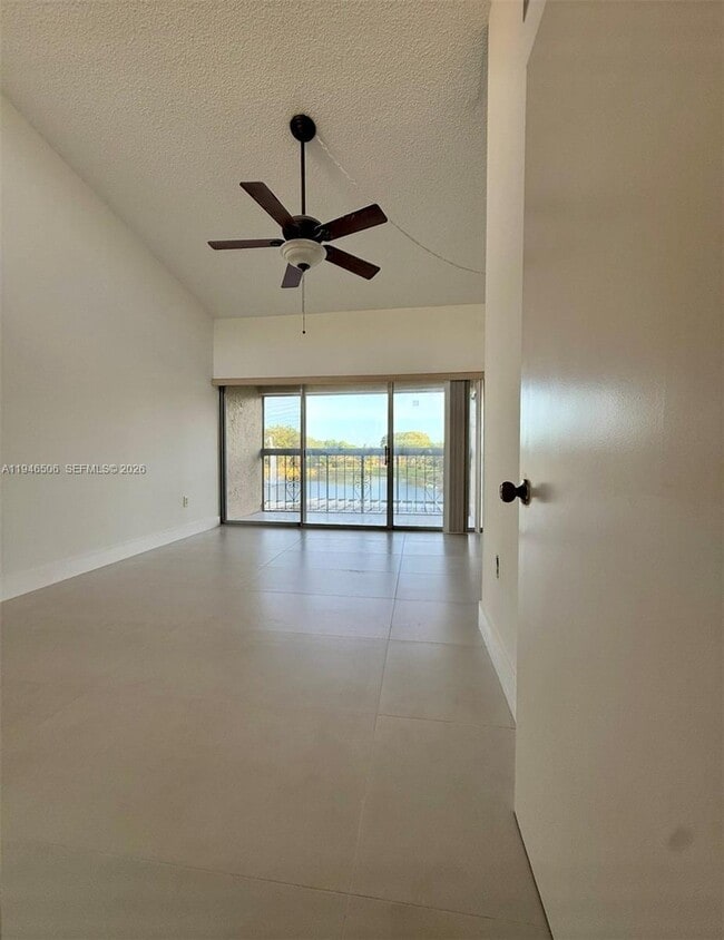 Building Photo - 14293 Kendale Lakes Cir