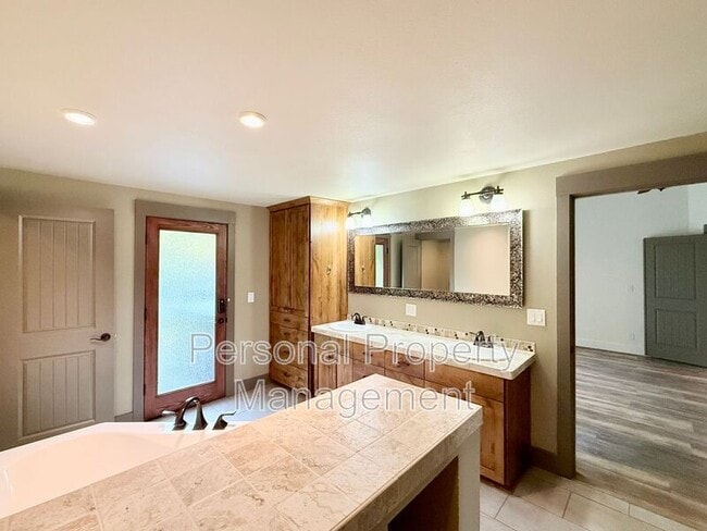 Building Photo - 16205 NE Leaper Rd