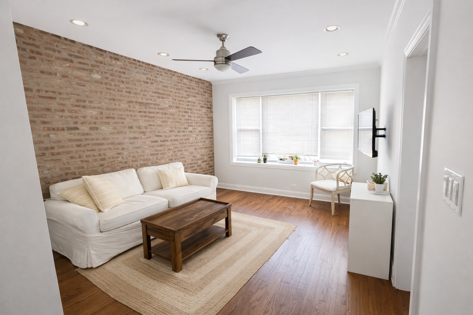 Building Photo - 2467 N Clark St