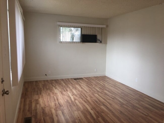 Building Photo - Reno Duplex - 1 Small Pet Friendly, Garage...