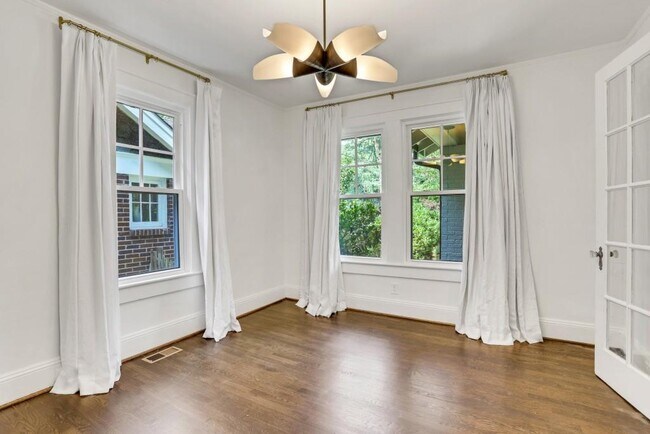 Building Photo - 2215 Fairhaven Cir NE