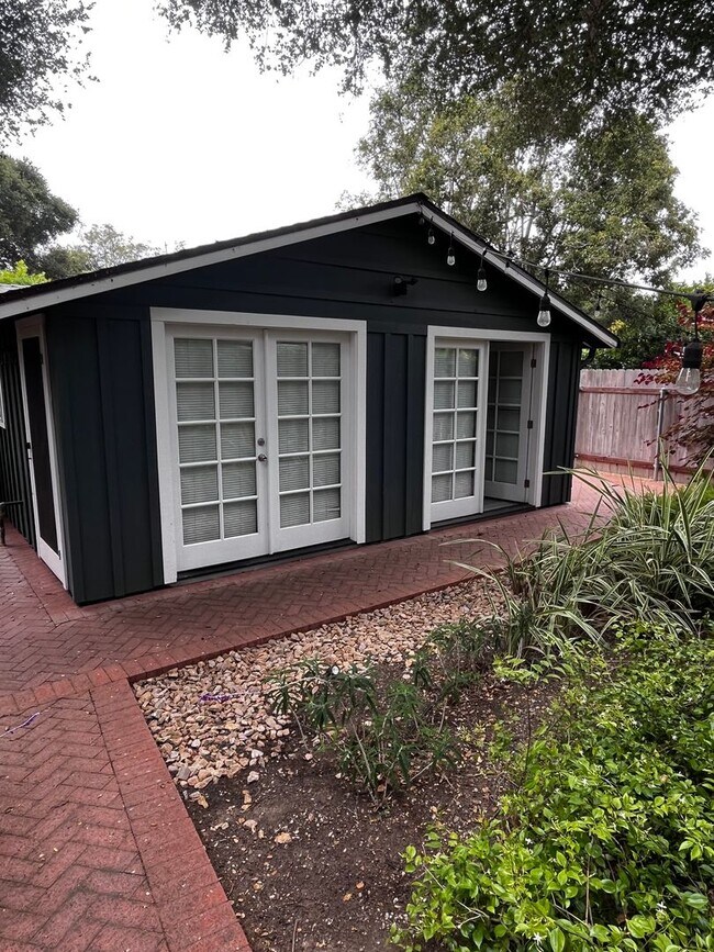 Building Photo - Charming Cottage for Rent in Montecito