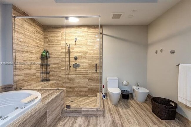 Building Photo - 15901 Collins Ave