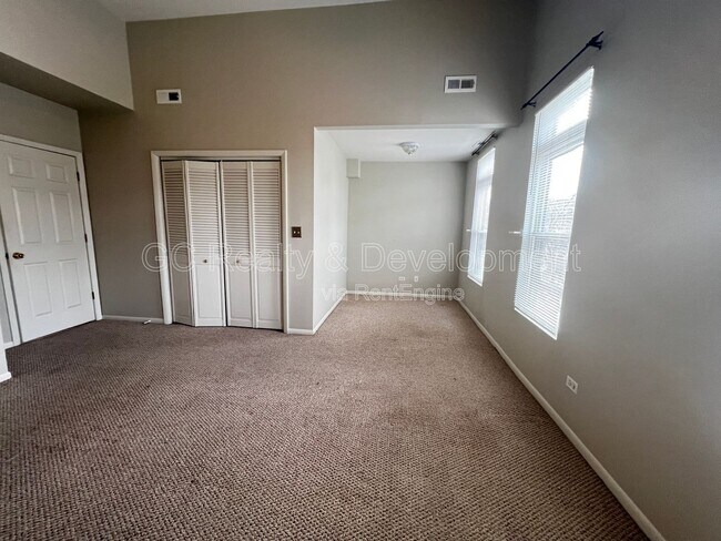 Building Photo - 819 N May St