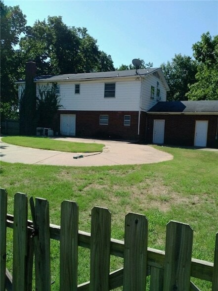 Building Photo - 1720 E Zion Rd