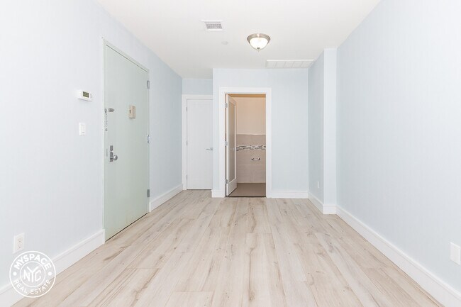 Building Photo - 462 Seneca Ave