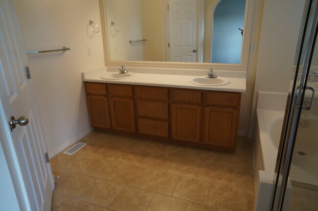 Building Photo - 944 Longleaf Dr