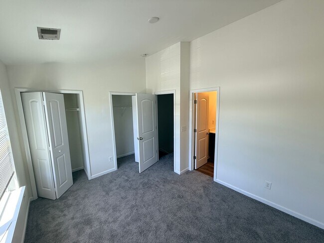 Building Photo - Upgraded Townhome