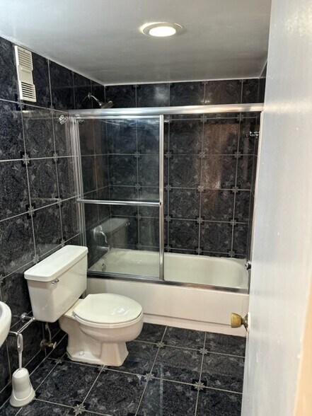 Building Photo - 1300 NE Miami Gardens Dr