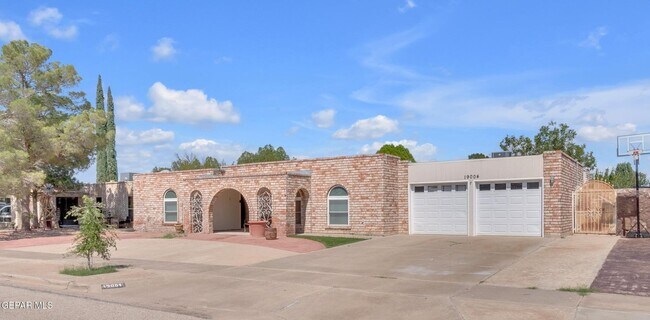 Building Photo - Come to check this beautiful house 4 bedrooms, possible 5th bed and 3 baths.